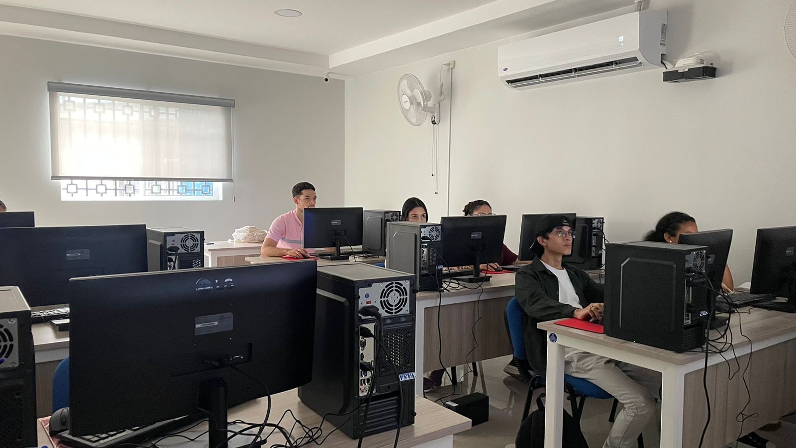 Aulas de clases instalaciones Geektus